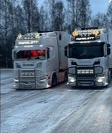 To av Myrslett Autos Scania-lastebiler parkert på vinterføre